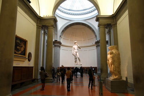 David_by_Michelangelo_in_The_Gallery_of_the_Accademia_di_Belle_Arti